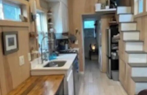 East New York Casa | TINY FULL Bdrm/Bthrm PRIVATE DRIVEWAY in BROOKLYN