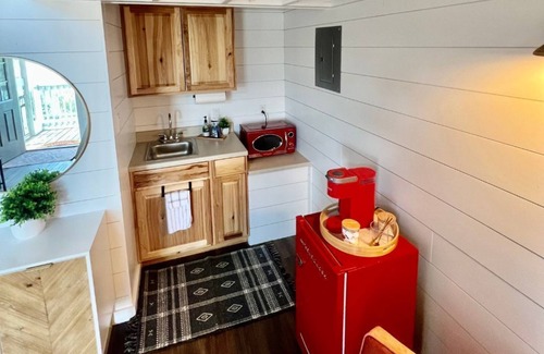 Lakehills Cabina | Tiny Home at Medina Lake (w/ Hot Tub & Pool)