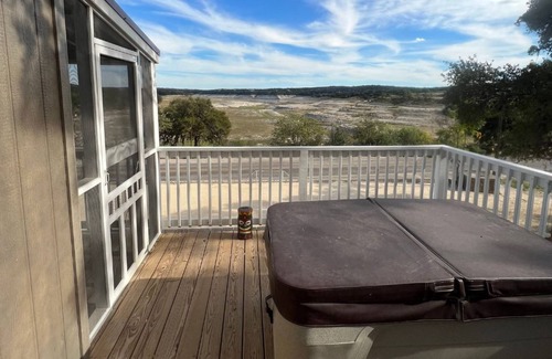 Lakehills Cabina | Tiny Home at Medina Lake (w/ Hot Tub & Pool)