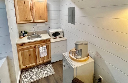 Lakehills Cabina | Tiny Home at Medina Lake (w/ Hot Tub & Pool)