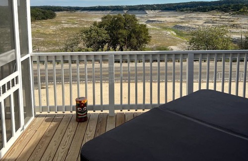 Lakehills Cabina | Tiny Home at Medina Lake (w/ Hot Tub & Pool)