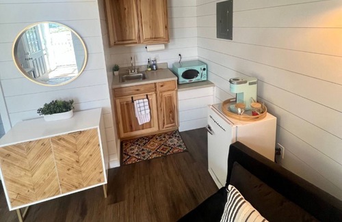 Lakehills Cabina | Tiny Home at Medina Lake (w/ Hot Tub & Pool)