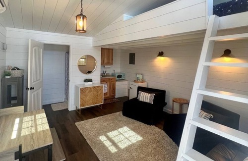 Lakehills Cabina | Tiny Home at Medina Lake (w/ Hot Tub & Pool)