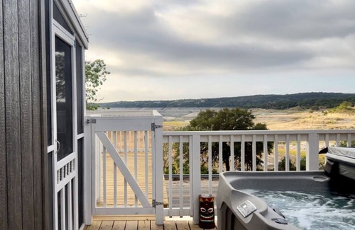 Lakehills Cabina | Tiny Home at Medina Lake (w/ Hot Tub & Pool)