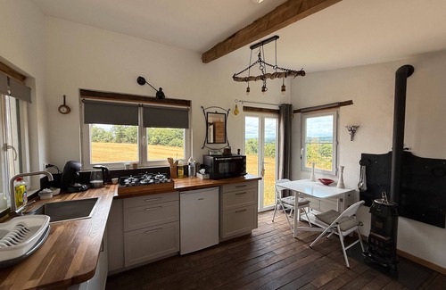 Champsac Casa | Tiny Home 'Bord De L'étang - Iri' con vistas al lago, piscina compartida y terraza privada