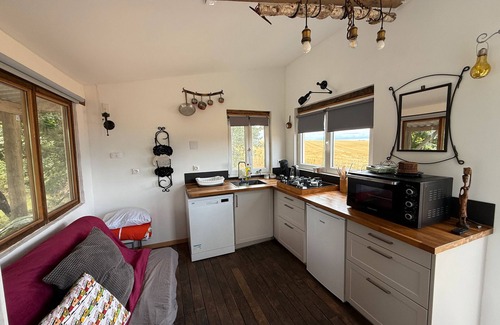 Champsac Casa | Tiny Home 'Bord De L'étang - Iri' con vistas al lago, piscina compartida y terraza privada