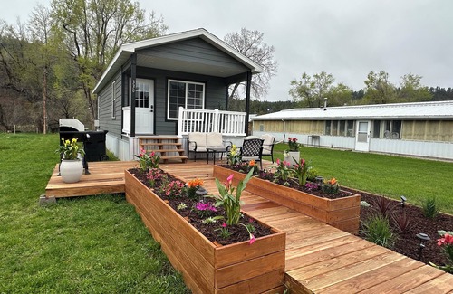 Hulett Cabina | Tiny Home Cabin with Wyoming Modern Frontier style in the town of Hulett