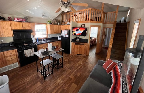Hudson Bend Cabina | Angelina Cabin: heated pool & hot tub, quiet & relaxing