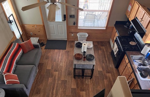 Hudson Bend Cabina | Angelina Cabin: heated pool & hot tub, quiet & relaxing