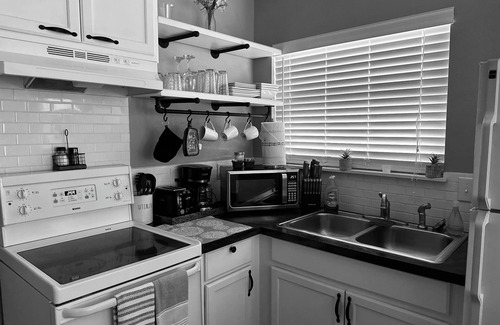 Highland Park Apartamento | Tiny home in vibrant downtown San Antonio only minutes away from many sites.