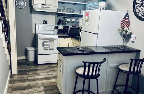 Highland Park Apartamento | Tiny home in vibrant downtown San Antonio only minutes away from many sites.