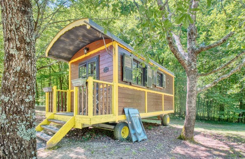 Monsac Casa | Tiny Home 'La Roulotte Jaune' con jardín privado, balcón y Wi-Fi