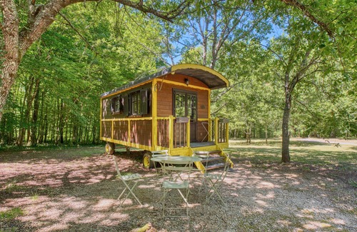 Monsac Casa | Tiny Home 'La Roulotte Jaune' con jardín privado, balcón y Wi-Fi