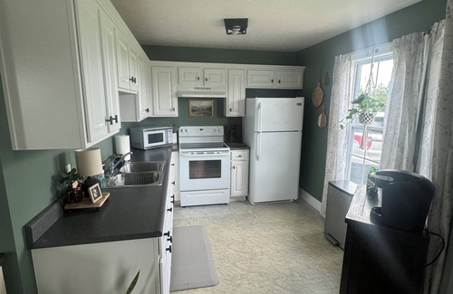 Richmond Otro | Tiny Home; Mini Farm Getaway—Pond, walking trail & pet-friendly! 15 mins to town