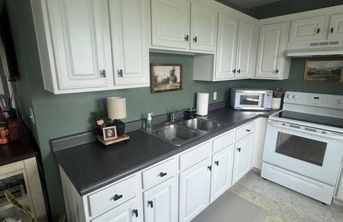 Richmond Otro | Tiny Home; Mini Farm Getaway—Pond, walking trail & pet-friendly! 15 mins to town