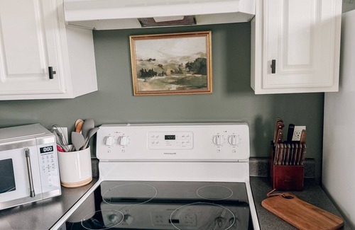 Richmond Otro | Tiny Home; Mini Farm Getaway—Pond, walking trail & pet-friendly! 15 mins to town