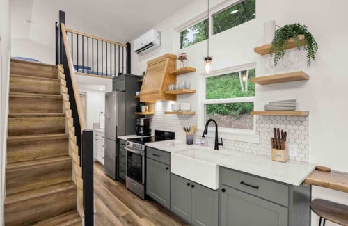 Bentonville Cabaña | Tiny Home on Price Coffee Rd! Sleeps 6!