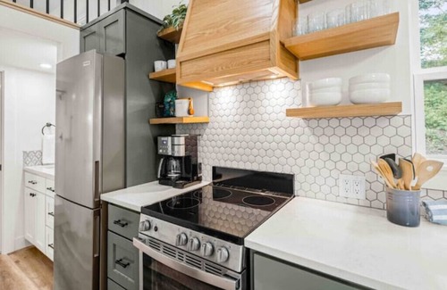 Bentonville Cabaña | Tiny Home on Price Coffee Rd! Sleeps 6!