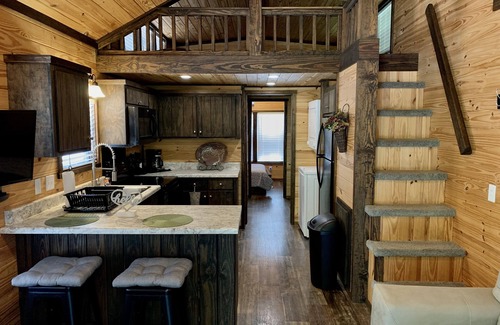 Blairsville Cabina | Tiny home only 1 mile from Vogel State Park! The Gray Loft Reece Farm Village