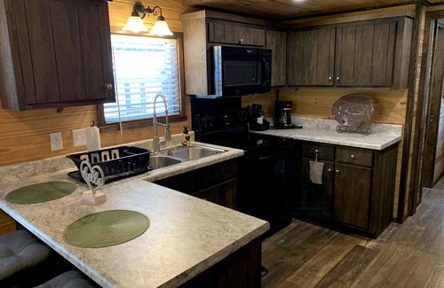 Blairsville Cabina | Tiny home only 1 mile from Vogel State Park! The Gray Loft Reece Farm Village