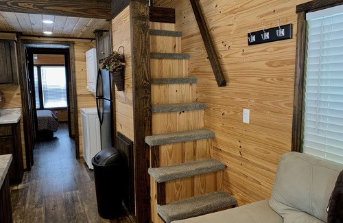 Blairsville Cabina | Tiny home only 1 mile from Vogel State Park! The Gray Loft Reece Farm Village