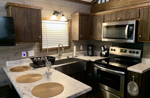 Blairsville Cabina | Tiny Home only 1 mile to Vogel State Park! Wandering Wood at the Reece Farm Vlg
