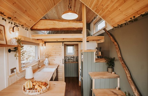 Amlwch Cabaña | ROWAN, pet friendly, with open fire in Llanfechell
