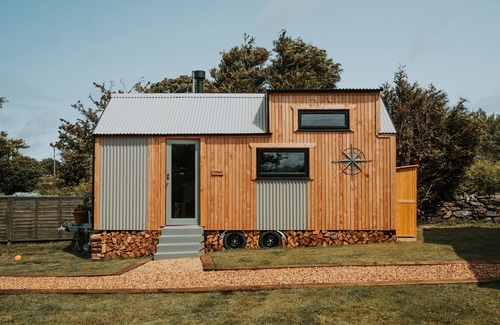 Amlwch Cabaña | ROWAN, pet friendly, with open fire in Llanfechell