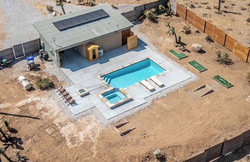 Yucca Valley Casa | Tiny Home - Salt Water Pool - Jacuzzi - Mini Golf - Sauna