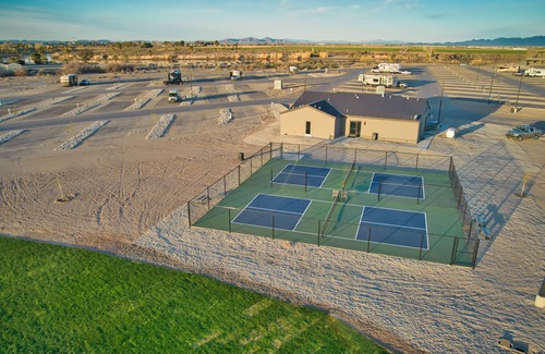 Ehrenberg Cabina | Tiny Home Sleeps 4 at Luxury RV Resort