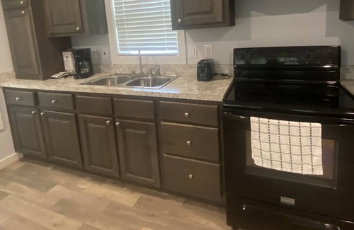 Cleveland Casa | Tiny home with amenities!