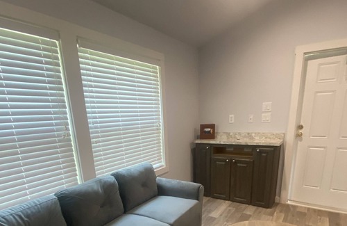 Cleveland Casa | Tiny home with amenities!