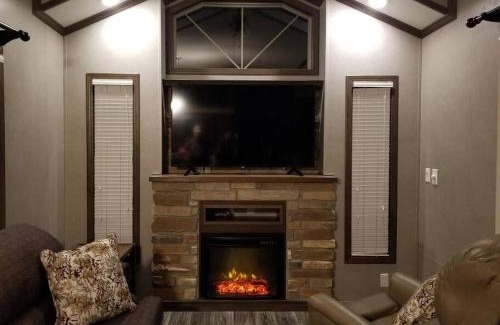 Phenix City Chalet De Esquí | Tiny home with hammock loft BBQ and yard