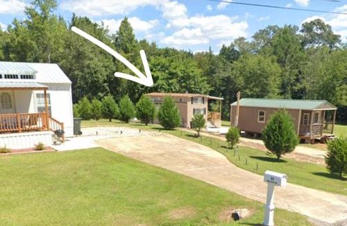 Phenix City Chalet De Esquí | Tiny home with hammock loft BBQ and yard