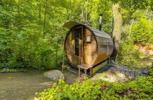 Newport Casa | Tiny Home with Private Sauna in Woods of Newport!