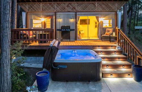 Oakhurst Casa | Tiny home with spa/firepit/and more