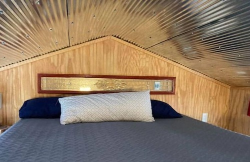 Leasburg Casa | Tiny House #4 – One bedroom cabin near wineries, caves, hiking & floating!