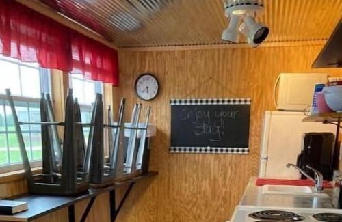 Leasburg Casa | Tiny House #4 – One bedroom cabin near wineries, caves, hiking & floating!