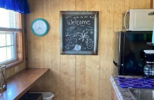 Leasburg Casa | Tiny House #9 – One bedroom cabin near wineries, caves, hiking & floating!