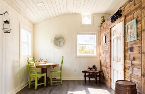 Guilford Casa | Tiny House Bungalow-Walk to Beach, Town and Train