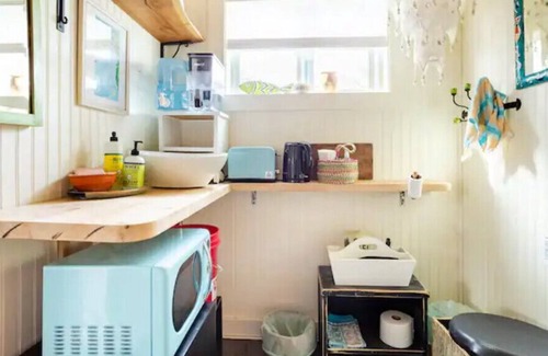 Guilford Casa | Tiny House Bungalow-Walk to Beach, Town and Train