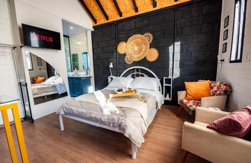 Ribanceira Casa | Tiny House com Banheira Privativa, Deck no Jardim com Rede Suspensa sobre o Riacho e Lareira Externa em Meio à Natureza