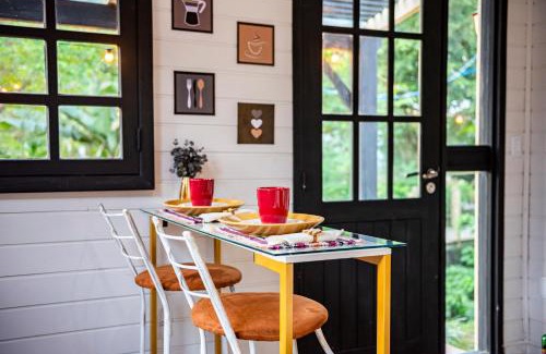 Ribanceira Casa | Tiny House com Banheira Privativa, Deck no Jardim com Rede Suspensa sobre o Riacho e Lareira Externa em Meio à Natureza