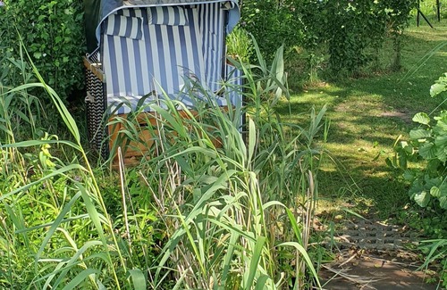 Wernsdorf Casa | Tiny house with outdoor chimney and an own water jetty at the lakeside.