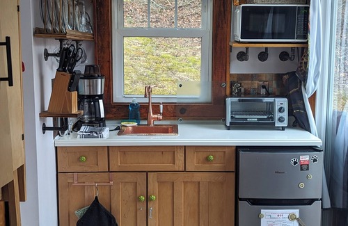 Woodfin Casa | Tiny House [Fenced in yard, 10mins to Downtown AVL]