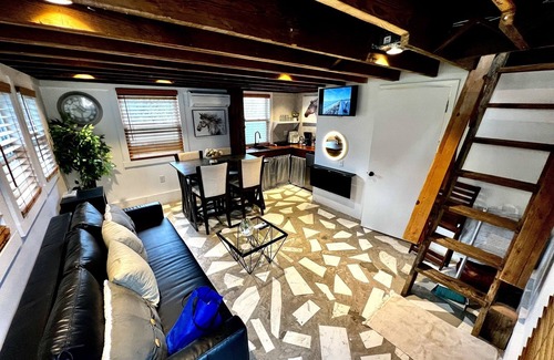 Cape Charles Casa | Tiny House Hideaway with King sized Bed
