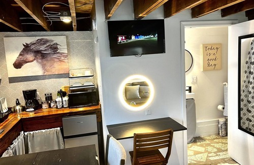 Cape Charles Casa | Tiny House Hideaway with King sized Bed