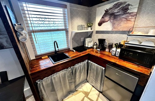 Cape Charles Casa | Tiny House Hideaway with King sized Bed