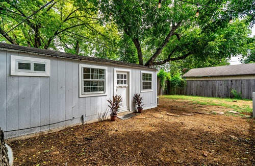 Oak Cliff Cabaña | Tiny house in Bishop Arts!