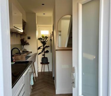 Municipality of Aalsmeer Apartamento | Tiny House in center Aalsmeer I Close to Schiphol & Amsterdam